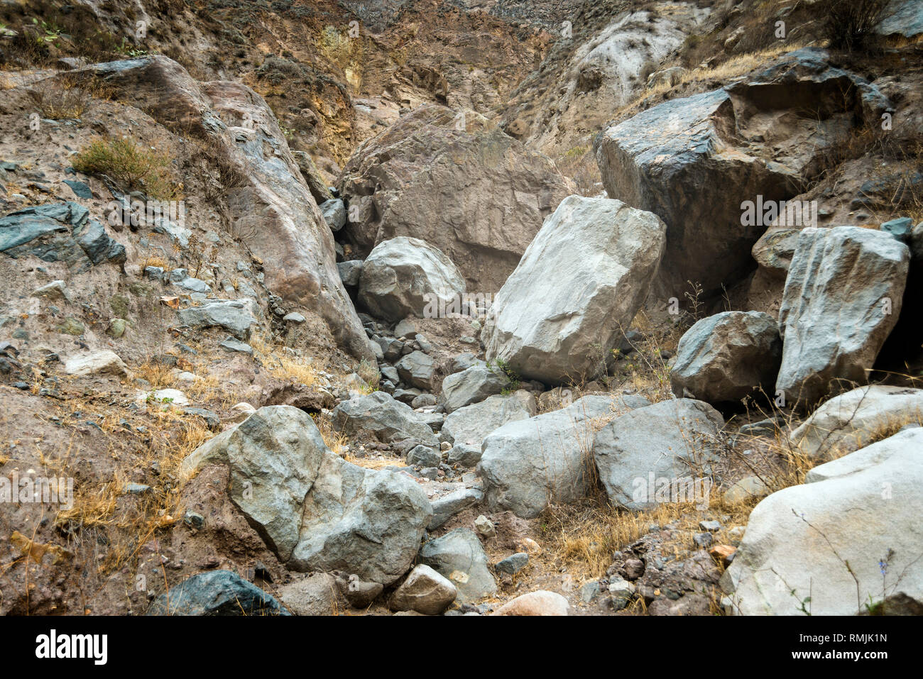 Mountain Creek sec couverts par d'énormes pierres dans les montagnes péruviennes Banque D'Images