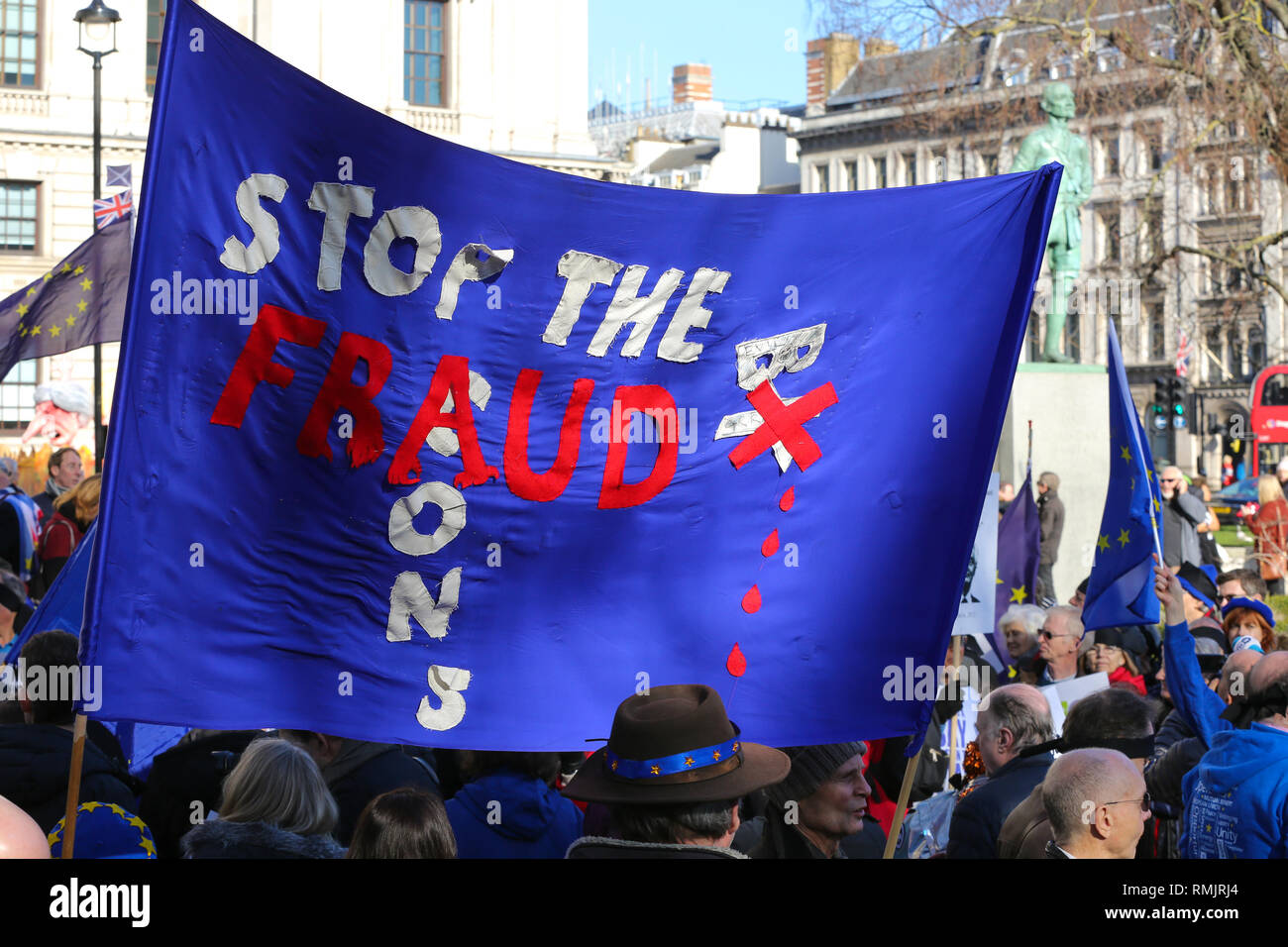 Une bannière disant, arrêter la fraude, vu parmi les manifestants pendant la manifestation. Des centaines de partisans du vote des gens portaient des bandeaux à la place du Parlement de l'avant du débat à la Chambre des communes en objectant que cette Brexit traiter n'offriraient aucun clarté et pas de clôture sur l'avenir du Royaume-Uni Relations avec l'Europe. Banque D'Images