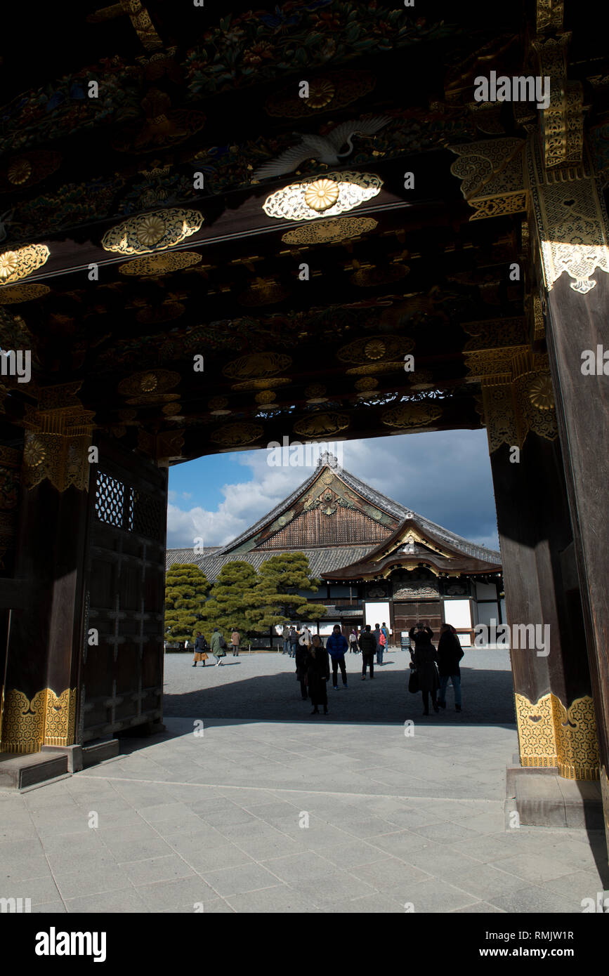 La porte de Karamon, menant au palais de Ninomaru-goten, château de Nijo-ji, Kyoto, Japon Banque D'Images