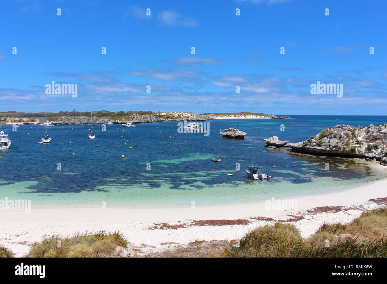 Magnifique baie avec la mer bleu clair avec des yachts et une jetée à Rottnest Island, Australie. Banque D'Images