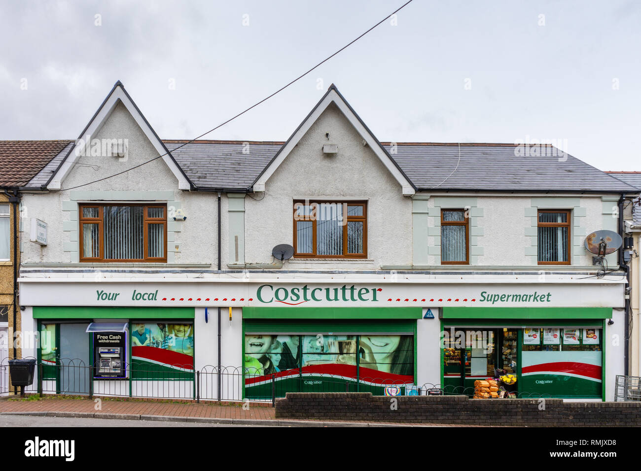 Un costcutter shop front dans sept Sœurs dans le sud du Pays de Galles, Pays de Galles, Royaume-Uni Banque D'Images
