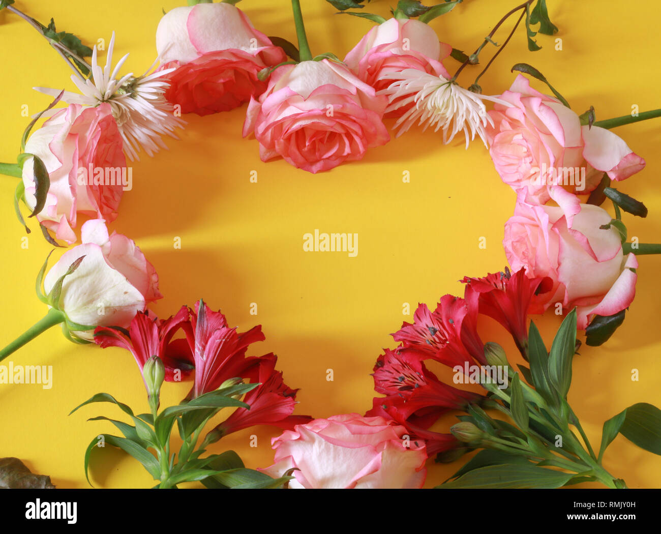 Arrangement de fleur avec l'écriture mignon sur un coeur Banque D'Images