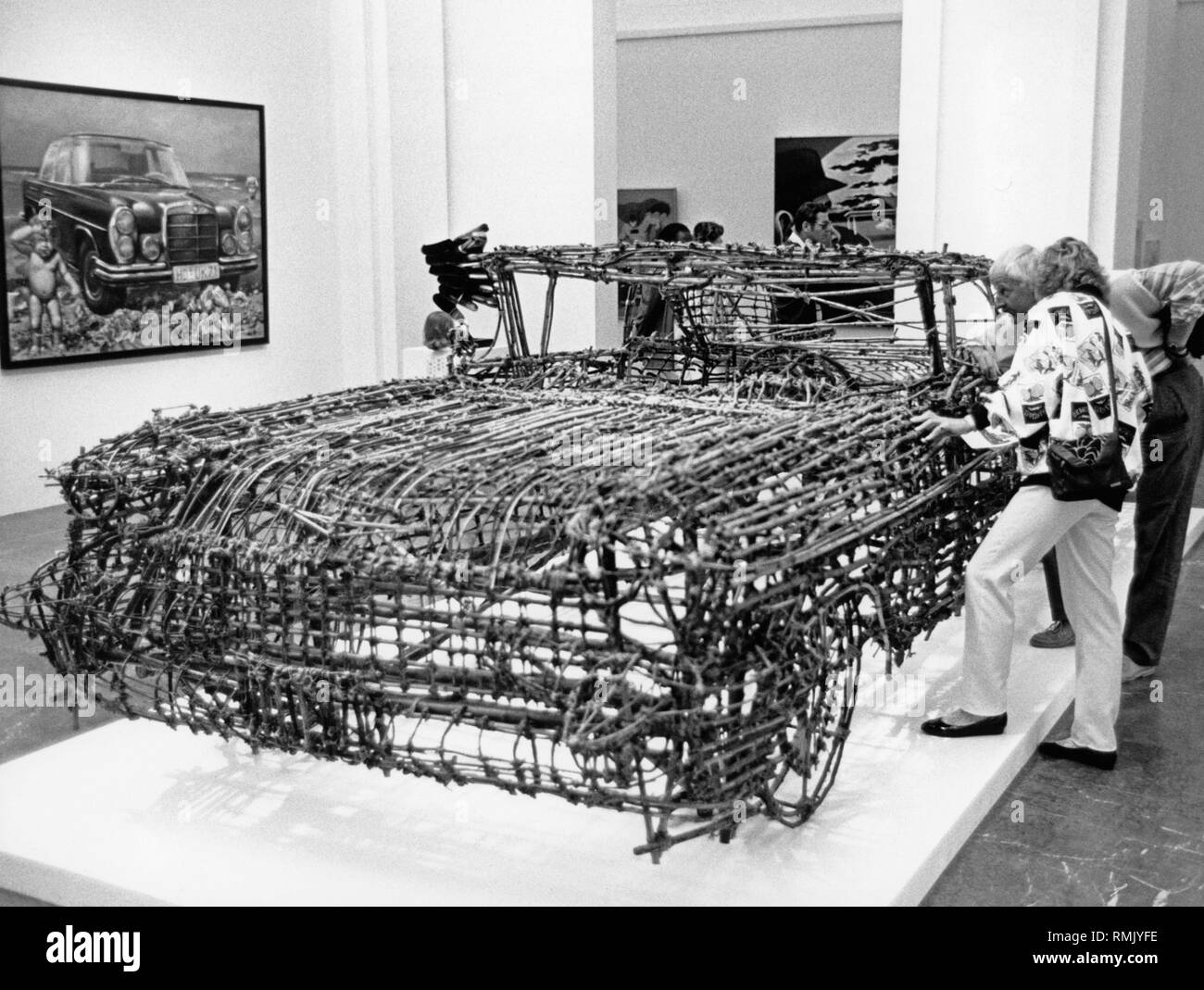 À la Haus der Kunst de Munich, une Cadillac fait de branches et de la ficelle s'est diffusée dans le cadre de l'exposition 'Das Automobil in der Kunst' ('l'automobile dans l'Art') à l'occasion du centième anniversaire de la première automobile. La sculpture intitulée 'Drive in : deuxième long' par Roger Welch 4,95 Mesures de longueur et 1,65 de hauteur. Banque D'Images