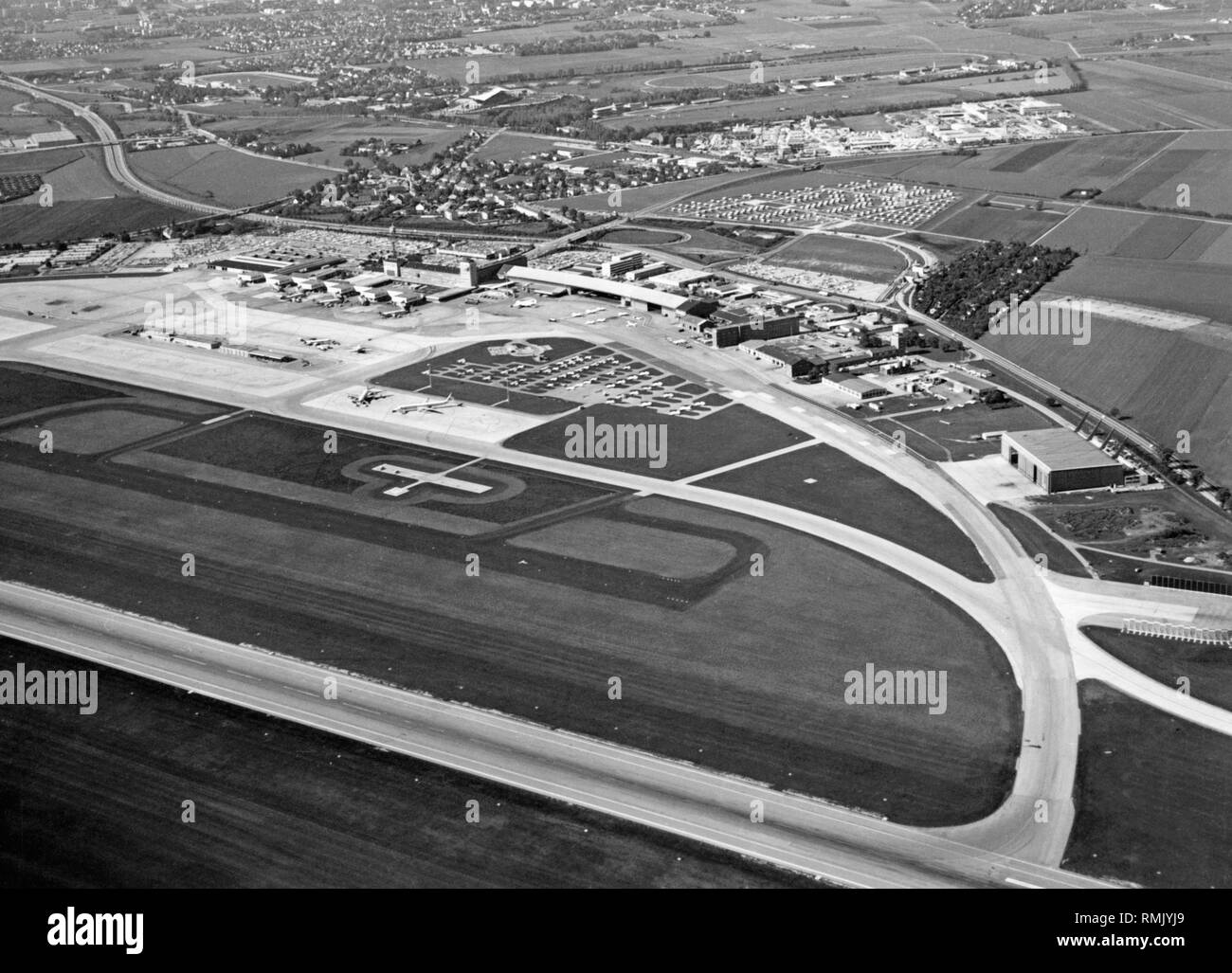 Vue aérienne de l'ancien aéroport de Munich à Riem. Dans l'arrière-plan, l'hippodrome, l'autoroute 94 et le quartier éponyme de Riem. Banque D'Images