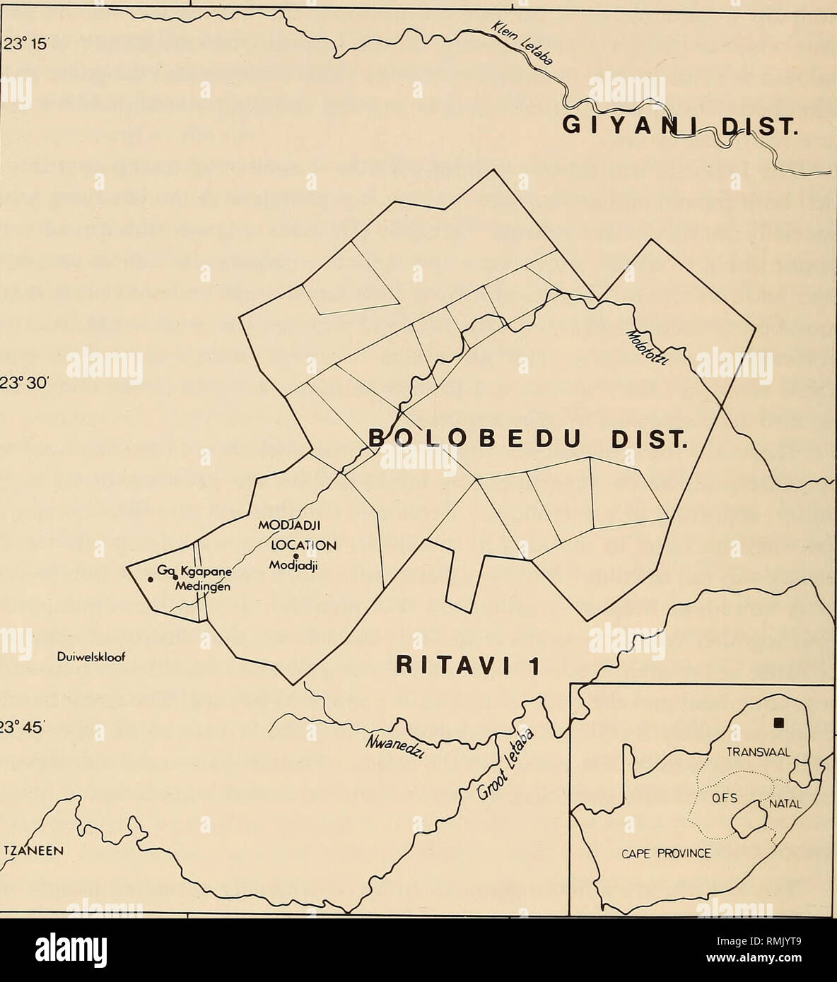 . Annales du Musée de l'Afrique du Sud  = Annale van die Suid-Afrikaanse Museum. L'histoire naturelle. 50 ANNALES DE LA SOUTH AFRICAN MUSEUM 23° 15 23° 30'. 23° 45 30° 15' 30° 30' Fig. 1. Emplacement délimité Modjadji original en 1892 et BoLobedu juridiction locale, 1979. 81 personnes/km^. En 1936, la population de l'extension de territoire a été estimé à 33 000 (Krige &AMP ; Krige 1943 : 13) donnant une densité moyenne de 85 habitants/km^. En 1980, selon le recensement officiel de l'BoLobedu district, la population s'élevait à 116 643, et la densité moyenne a été bien plus de 200 personnes/km^. Dans les domaines de la m Banque D'Images