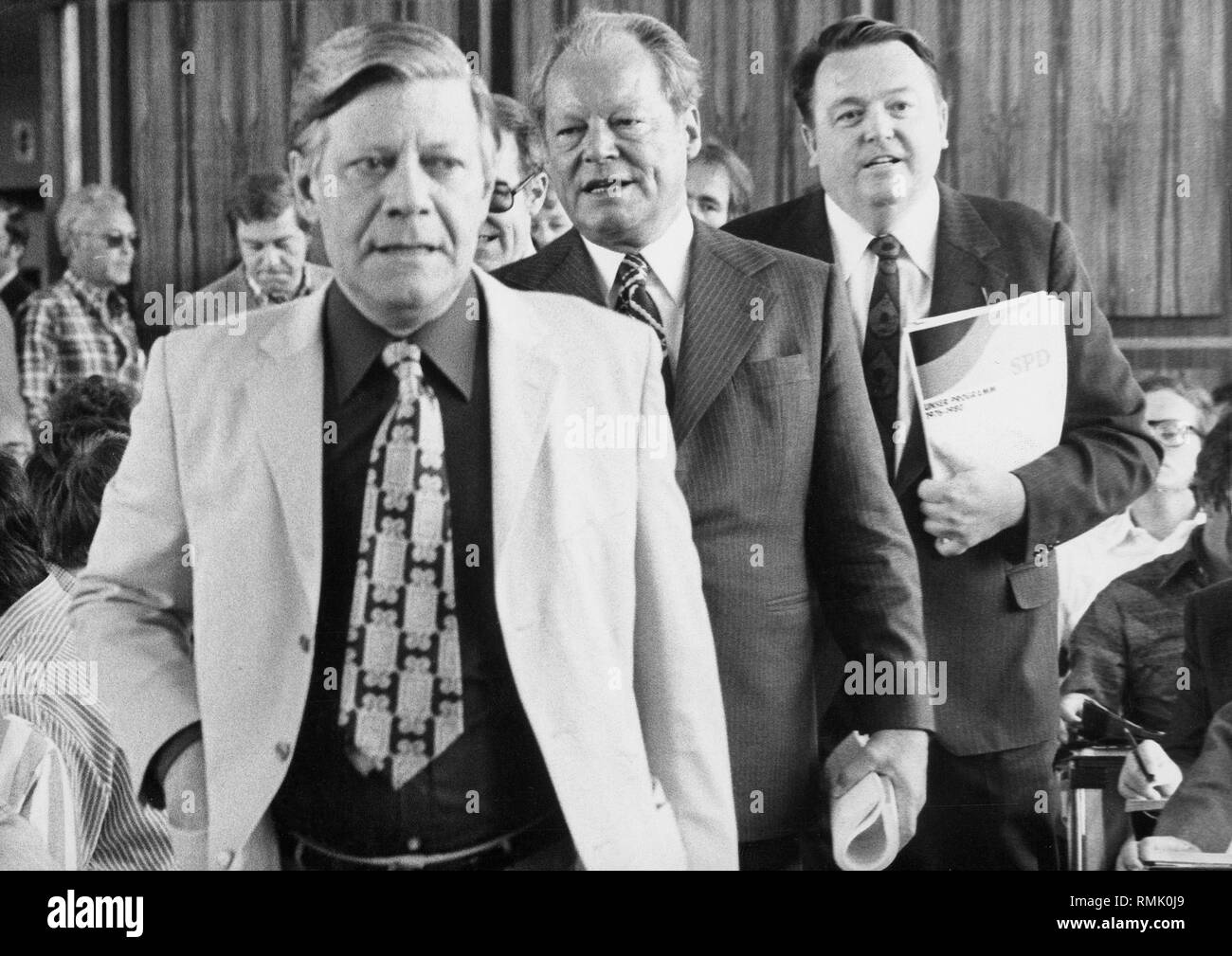 Le chancelier Helmut Schmidt, chef du parti SPD Willy Brandt et whip du gouvernement fédéral Boerner Holger (de gauche) sur la voie d'une conférence de presse. Banque D'Images