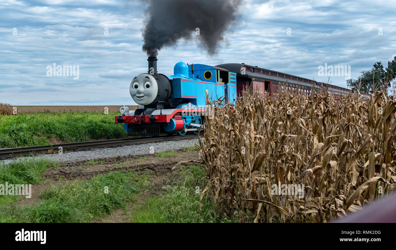 Strasbourg, New York, septembre 2018 - Thomas the Train souffler le long de la campagne Amish sur une journée ensoleillée d'automne Banque D'Images