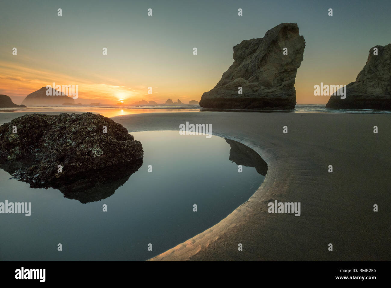 Coucher du soleil sur la plage colorée Face Rock State Scenic Viewpoint (anciennement connu sous le nom de Bandon Bandon en bordure de l'océan), l'Oregon, USA Pacific Northwest Banque D'Images