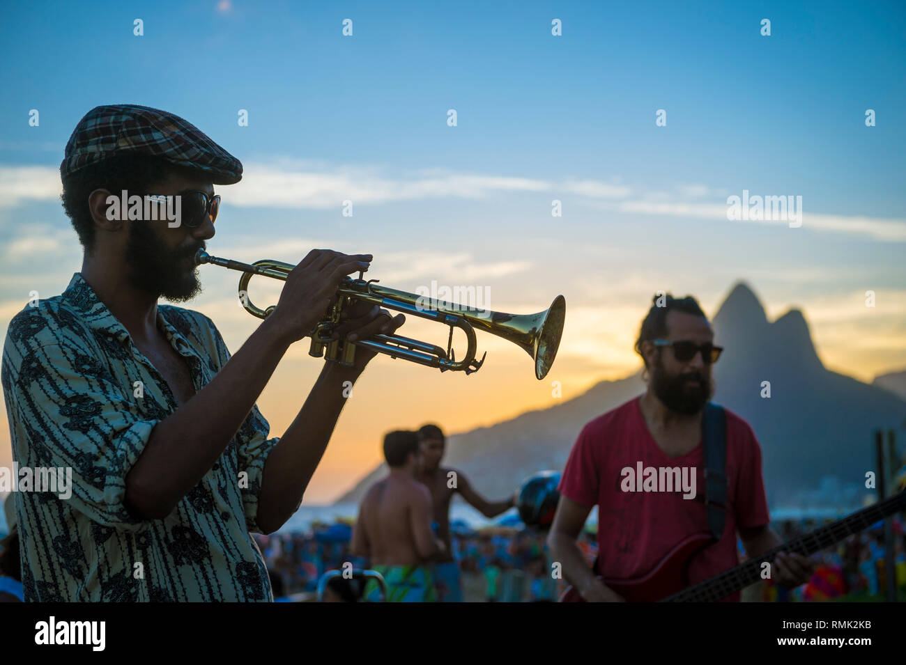 RIO DE JANEIRO - le 21 février 2015 : les jeunes musiciens brésiliens jouer la musique jazz Bossa Nova dans un cadre informel sur les performances l'Ipanema Beach Boardwalk. Banque D'Images