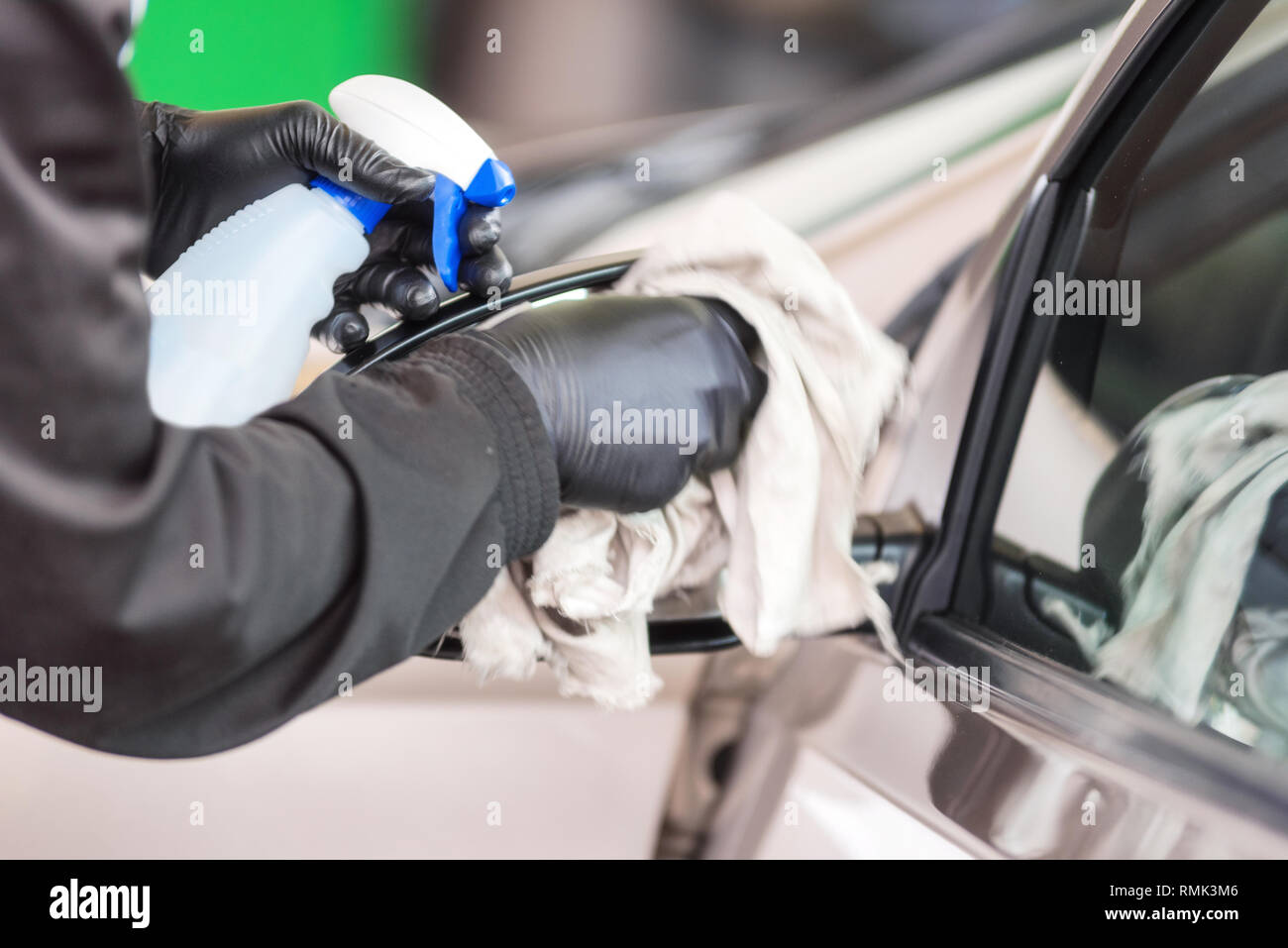La main avec le verre de voiture nettoyage chiffon . Banque D'Images