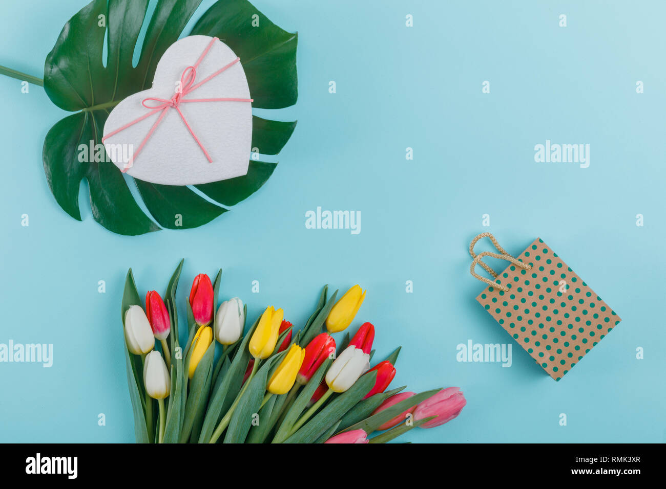 Carte postale pour la Journée de la femme. Cadre tulipes au printemps sur arrière-plan, Vue de dessus. Banque D'Images