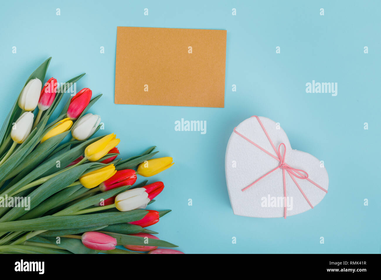 La Journée de la femme modèle de carte de vœux. Cadre tulipes au printemps sur arrière-plan, Vue de dessus. La Journée de la femme ou la Fête des Mères ou la vente concept. Banque D'Images