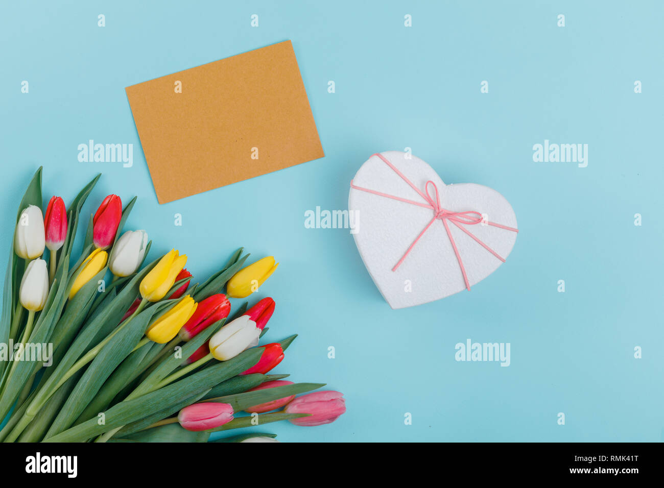 La Journée de la femme modèle de carte de vœux. Cadre tulipes au printemps sur arrière-plan, Vue de dessus. La Journée de la femme ou la Fête des Mères ou la vente concept. Banque D'Images
