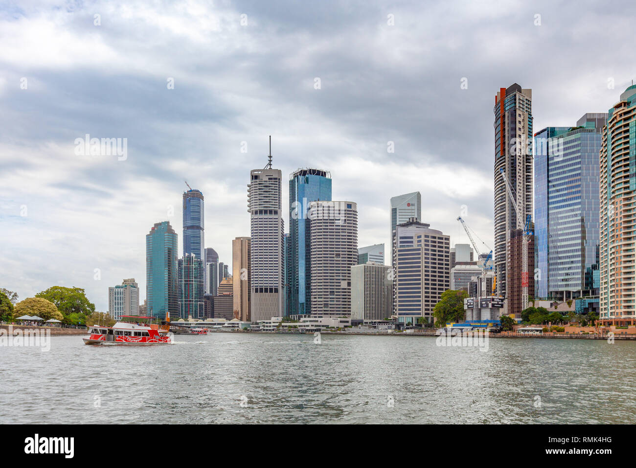 BRISBANE, AUSTRALIE - 9 janvier 2019 : City Hopper ferry naviguant sur le fleuve Brisbane et gratte-ciel en arrière-plan Banque D'Images