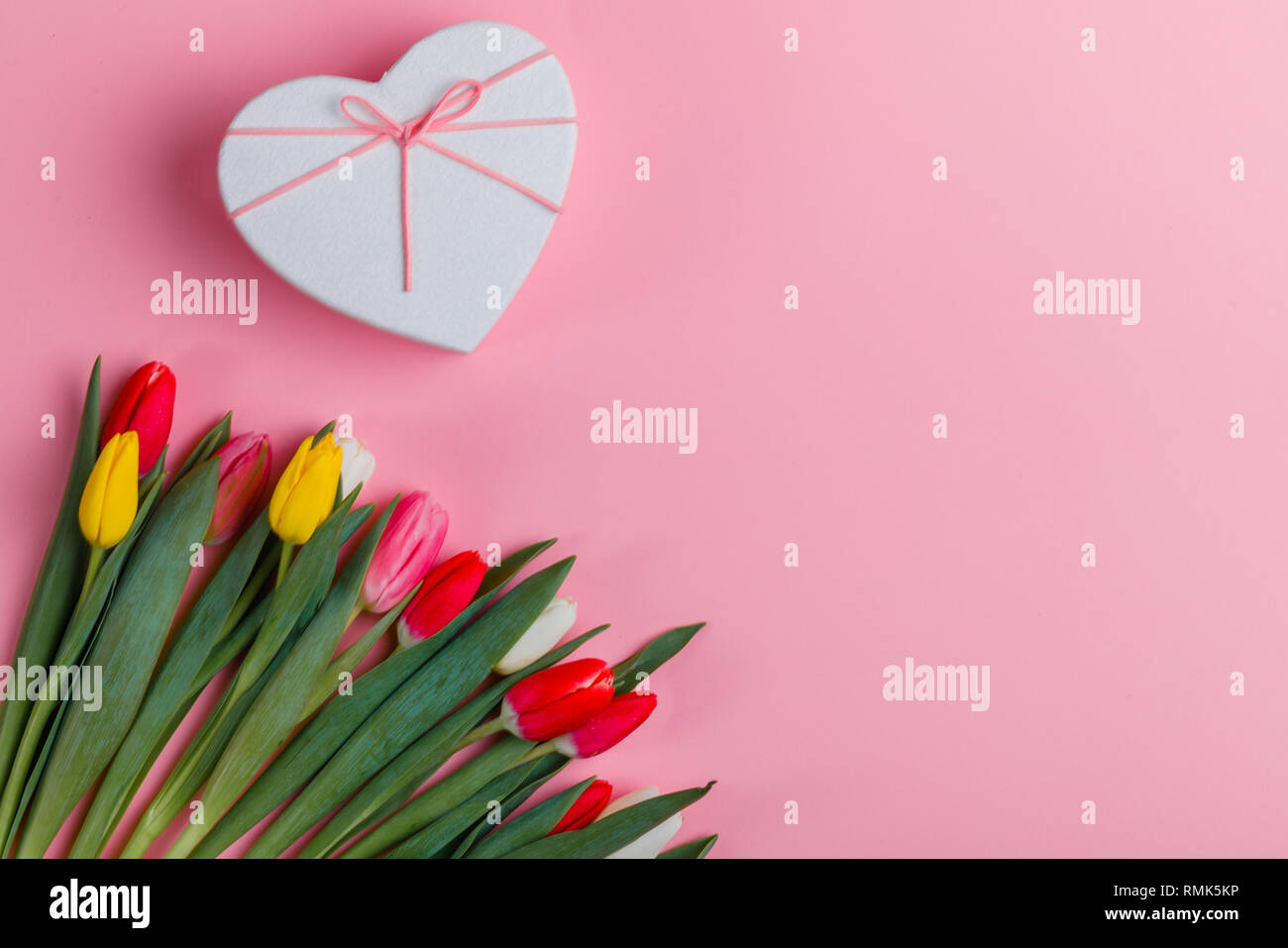 Concept de la Saint-Valentin. Saint-valentin tulipes. Carte de vœux pour la Saint Valentin, la Journée de la femme, la Fête des Mères. Banque D'Images