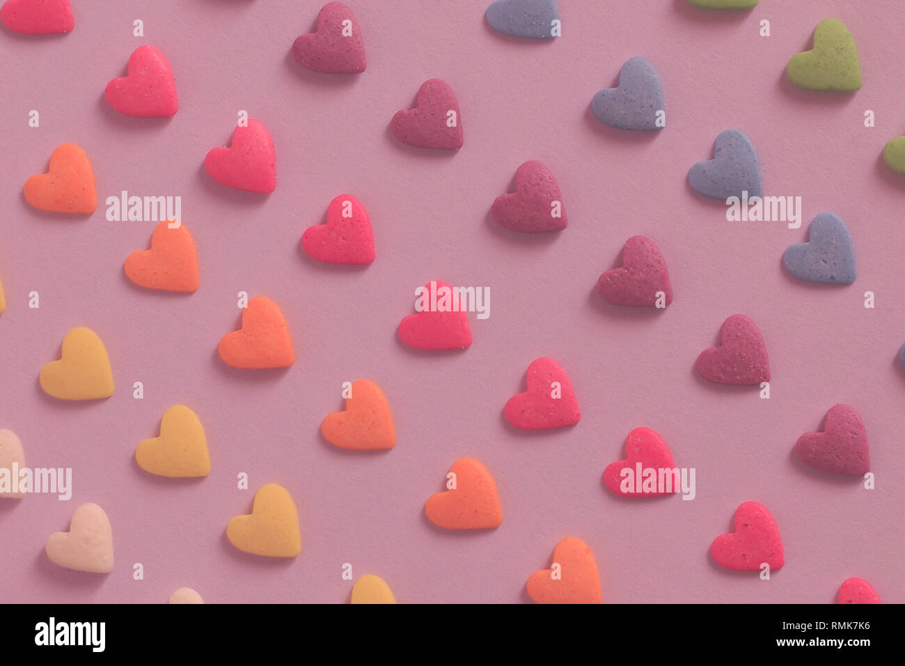 Fond en forme de coeur coloré à motif de bonbons Banque D'Images