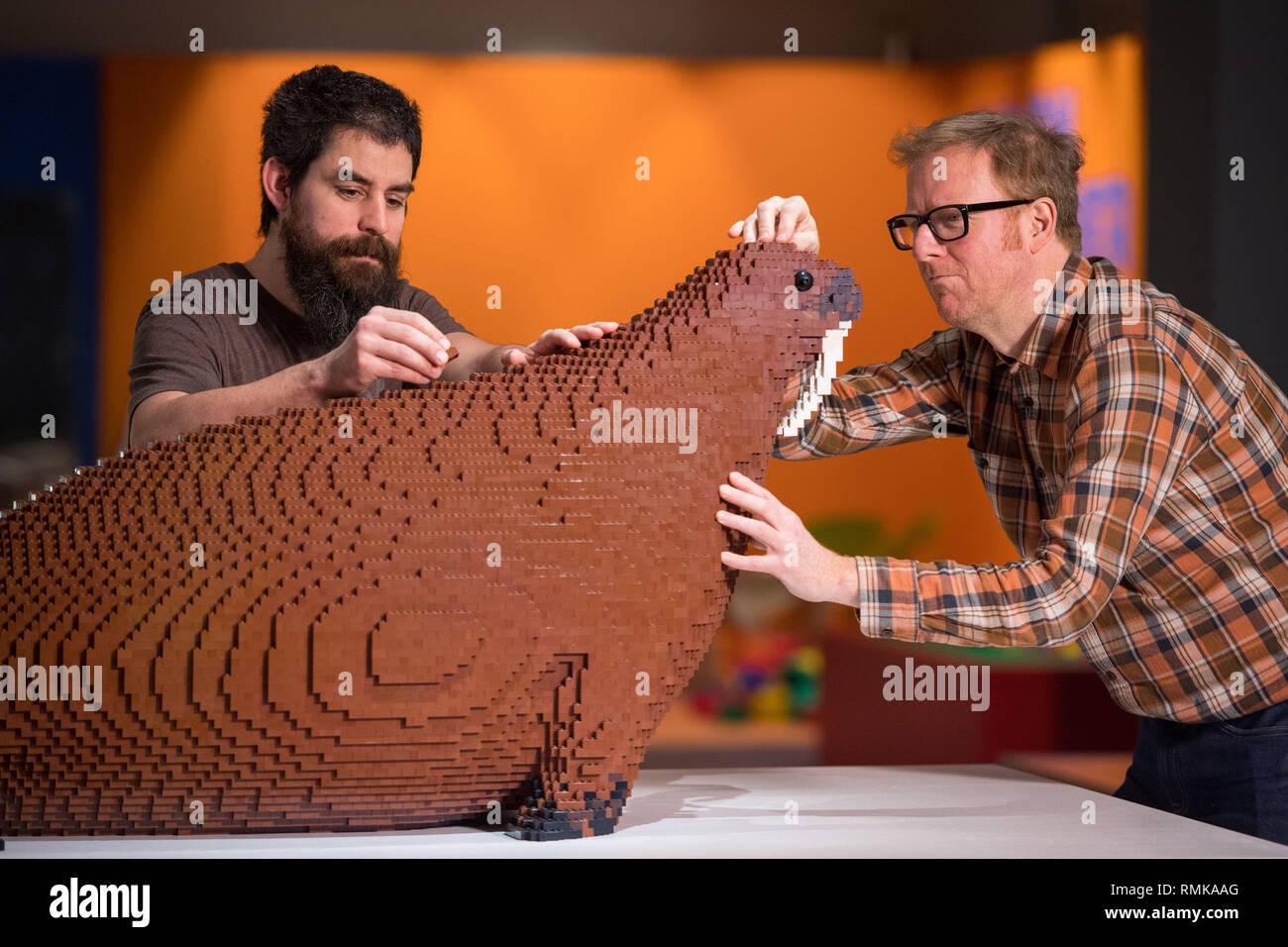 Phil techniciens Sofer (à gauche) et Alistair MacKillop avec un modèle de la brique Lego du célèbre musée Horniman Morse Overstuffed', composé de plus de 10 000 briques Lego, une partie de la brique "merveilles", exposition qui s'ouvre à l'Horniman Museum, dans le sud de Londres, le 16 février. Banque D'Images