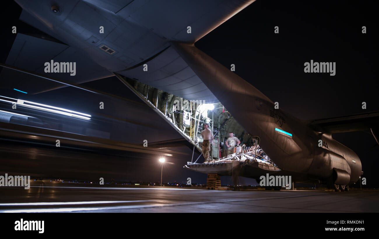 Les aviateurs américains affectés à la 75e (75e Escadron de transport aérien expéditionnaire EAS) fin du chargement de cargo à l'arrière d'un C-130J Hercules, 4 février 2019, au Camp Lemonnier, Djibouti. Le 75e prend en charge EAS Combined Joint Task Force - Corne de l'Afrique (CJTF-HOA) avec les évacuations sanitaires, les secours en cas de catastrophe humanitaire, et les opérations de largage. Les GFIM-HOA est un effort multinational pour mener la coopération en matière de sécurité, lutter contre l'extrémisme violent et de permettre la liberté de circulation au sein de l'Afrique de l'Est afin de défendre les intérêts des États-Unis et d'appuyer les efforts régionaux alignés. (U.S. Photo de l'Armée de l'air par le sergent. Les enfers Lundborg) Banque D'Images