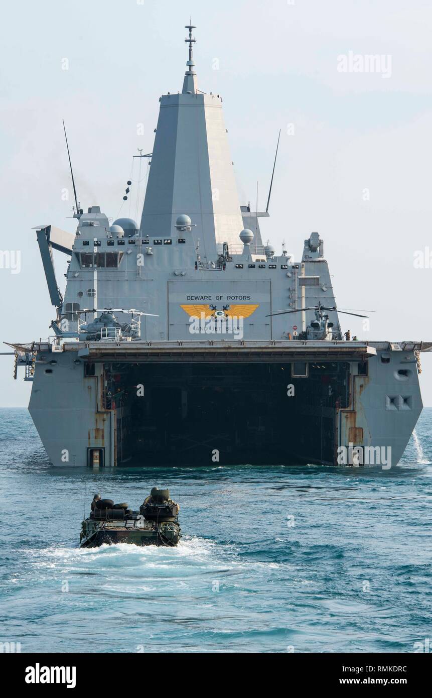 190213-N-DX072-1291 GOLFE DE THAÏLANDE (fév. 13, 2019) - un assaut véhicule amphibie (AAV) attribué à 31e Marine Expeditionary Unit (MEU) s'approche du pont du coffre du quai de transport amphibie USS Green Bay (LPD 20). Green Bay, partie de la Guêpe groupe amphibie, à 31e Marine Expeditionary Unit (MEU), est en Thaïlande pour participer à l'exercice Gold Cobra 2019. Gold Cobra est un exercice multinational co-parrainé par la Thaïlande et les États-Unis qui est conçu pour promouvoir la sécurité régionale et efficace face à la crise grâce à une multinationale robuste éventualités Banque D'Images