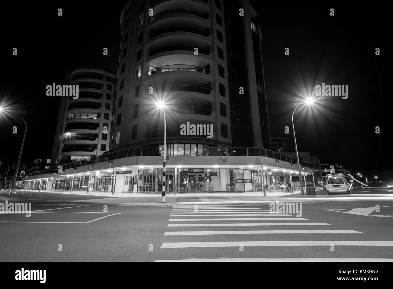 MOUNT MAUNGANUI Nouvelle-zélande - 7 février 2019 : Appartements et cafés Marine Parade corner à la base de mount street illuminée par l'éclairage de rue Banque D'Images