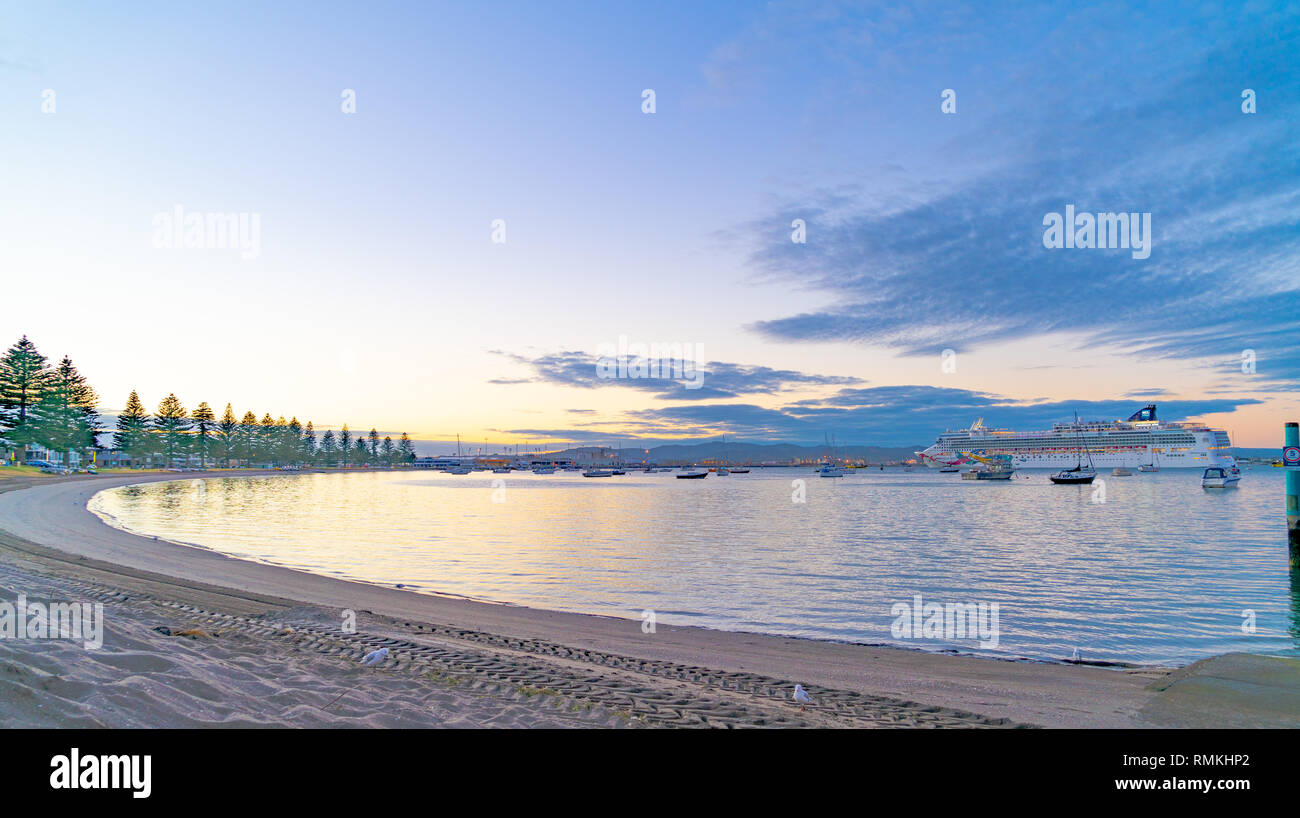 MOUNT MAUNGANUI Nouvelle-zélande - 8 février 2019 : l'aube et l'arrivée de grand navire de croisière Norwegian Jewel à Tauranga Harbour Banque D'Images