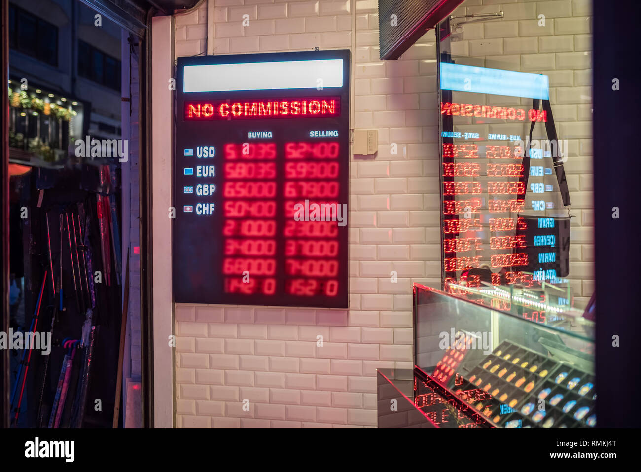 Vue extérieure du magasin changeur et changer vos devises à l'argent à l'écran à Istanbul, Turquie Banque D'Images