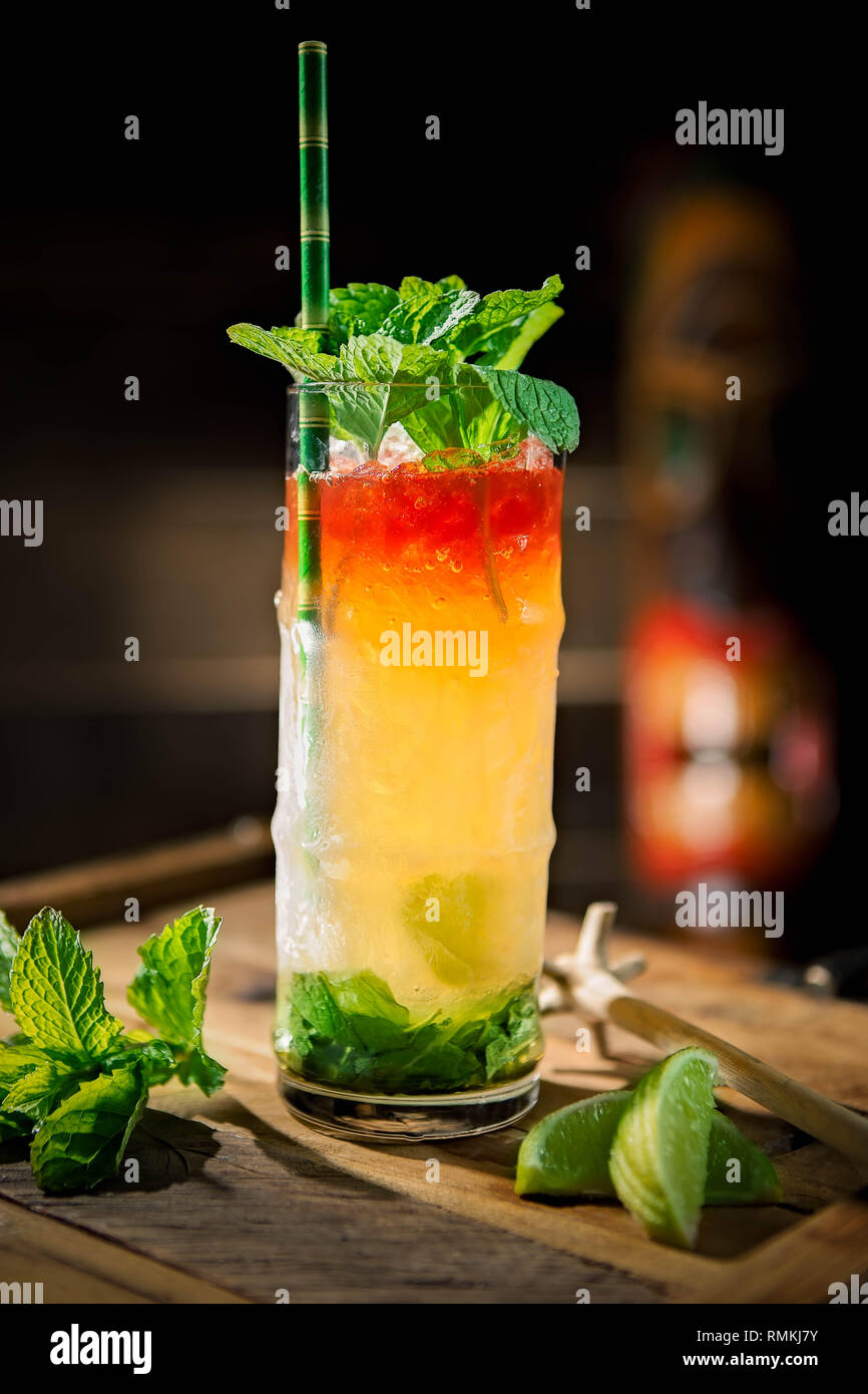 Rhum et Chartreuse verte Tiki cocktail servi dans un verre de bambou à la  menthe fraîche Photo Stock - Alamy
