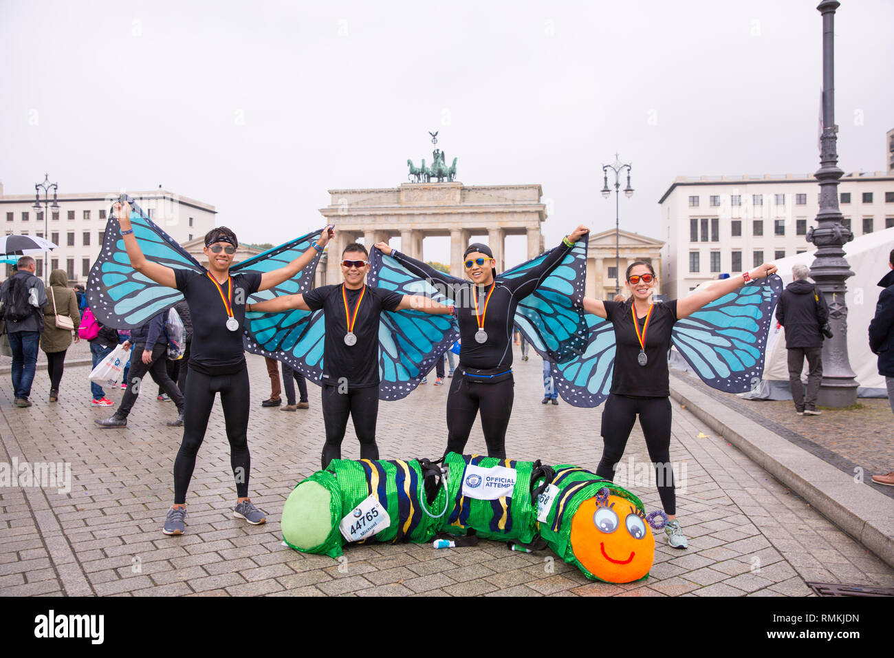 Une équipe de quatre Américains avec un costume de Caterpillar devenir le moyen le plus rapide de l'équipe de quatre personnes de fonctionner dans le Livre Guinness des Records Banque D'Images