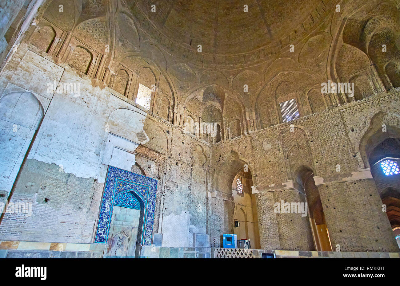 ISFAHAN, IRAN - Octobre 21, 2017 : Le Nord salle de prière de la mosquée Jameh avec des murs en brique, plafonnier et préservé le labourage sur mihrab, le 21 octobre à l'ISFA Banque D'Images