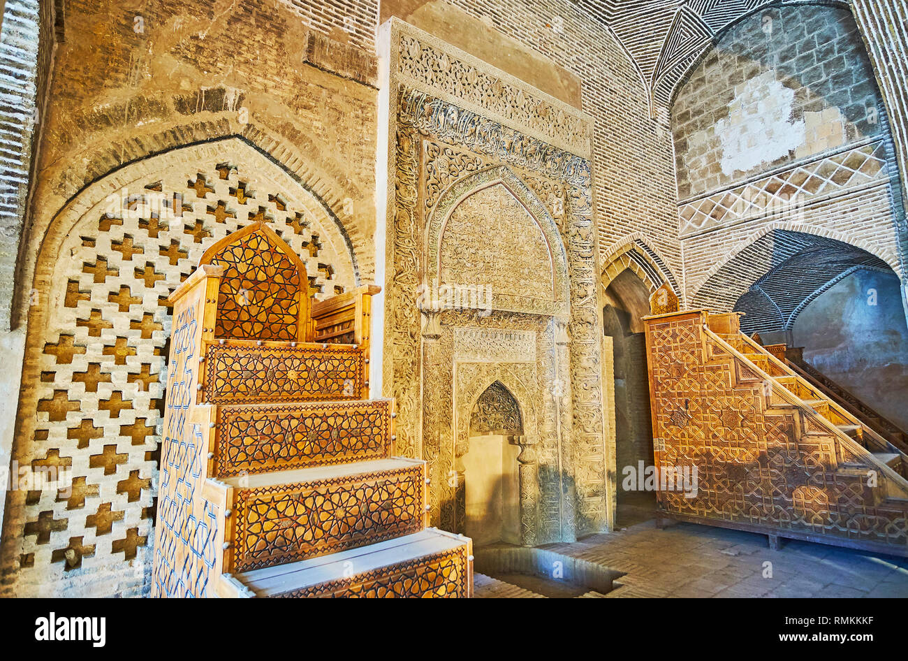 ISFAHAN, IRAN - le 21 octobre 2017 : l'Ouest iwan (portail) de la mosquée Jameh ouvre la vue sur Uljayto avec Sultan médiévale hall unique mihrab en stuc, SRAS Banque D'Images