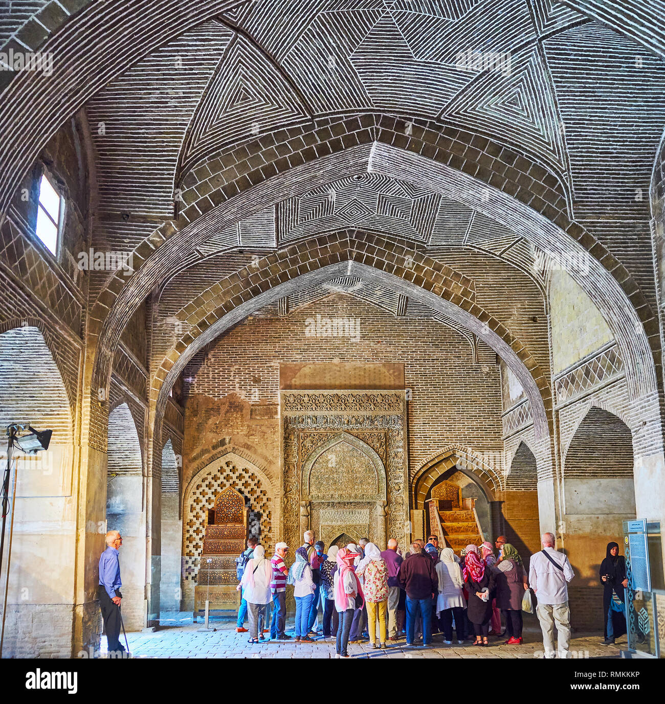 ISFAHAN, IRAN - Octobre 21, 2017 : Le groupe de touristes à l'Uljayto mihrab dans West hall de la mosquée Jameh, le 21 octobre à Ispahan. Banque D'Images