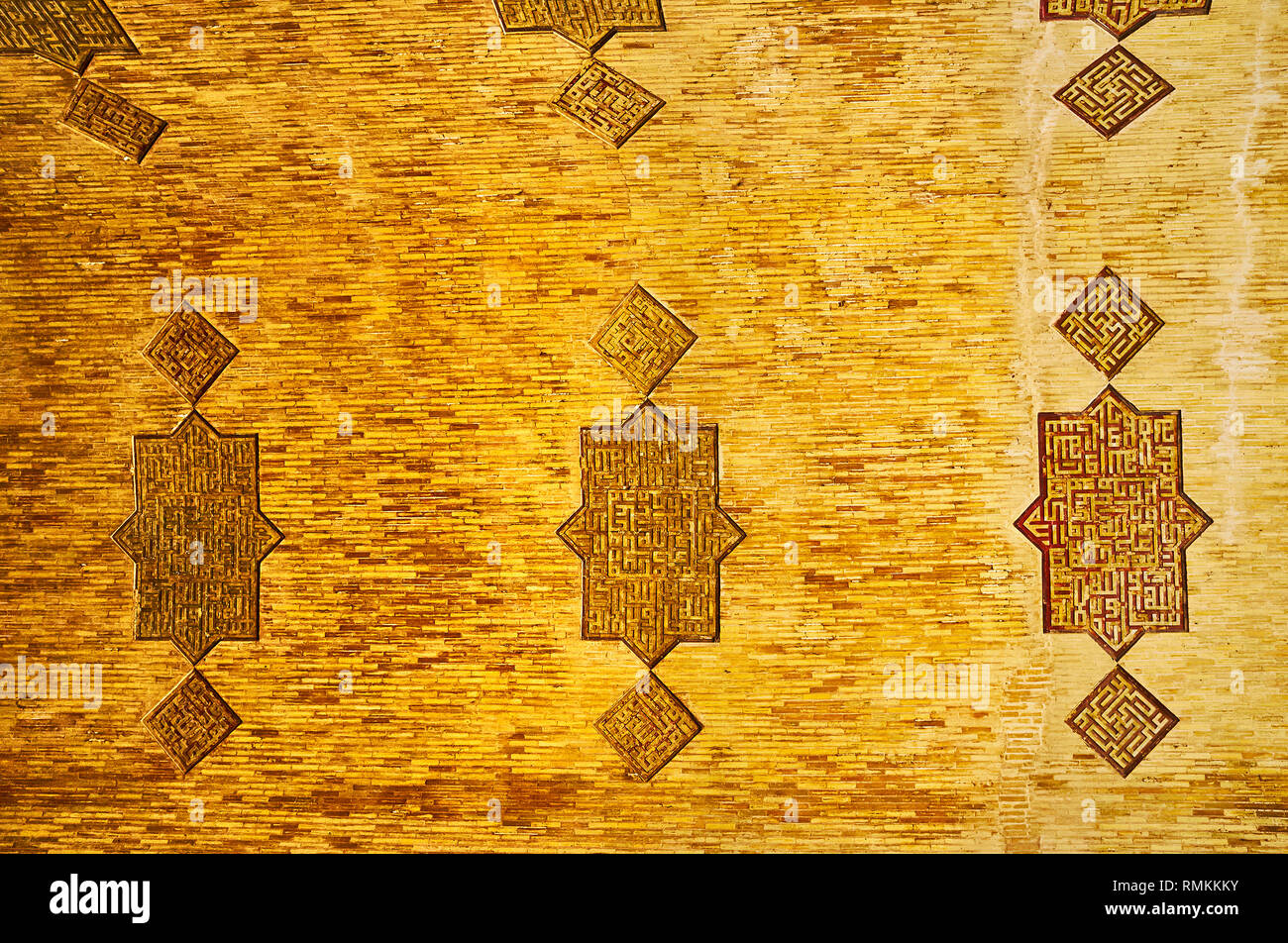 ISFAHAN, IRAN - le 21 octobre 2017 : l'ornements géométriques avec calligraphie islamique sur la voûte de briques du hall nord de la mosquée Jameh, le 21 octobre Banque D'Images