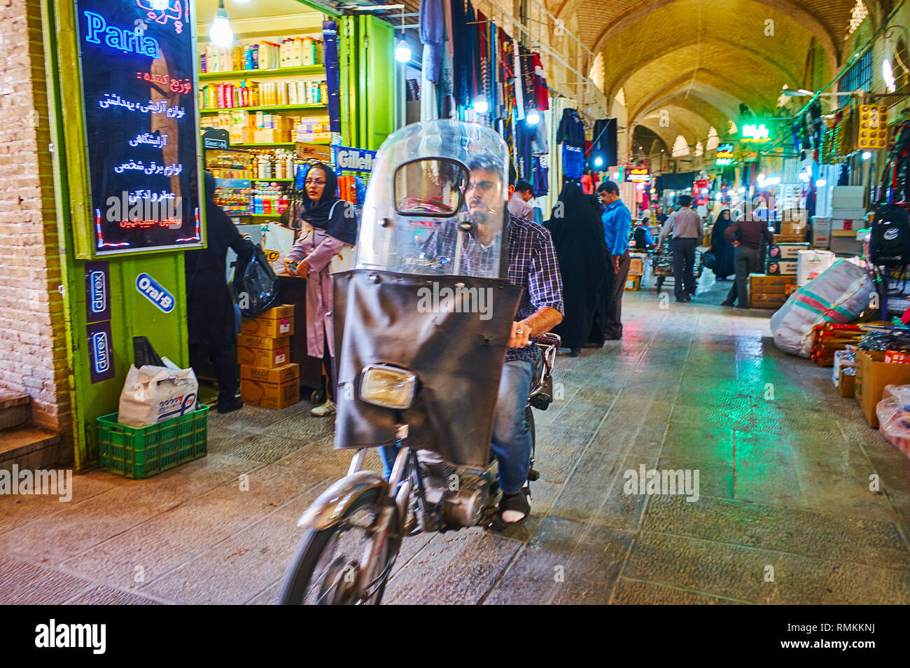 ISFAHAN, IRAN - Octobre 21, 2017 : Le jeune Iranien les promenades en vélo le long de l'allée couverte de Grand (Qeysarie, Soltani) Bazar, le 21 octobre à est Banque D'Images
