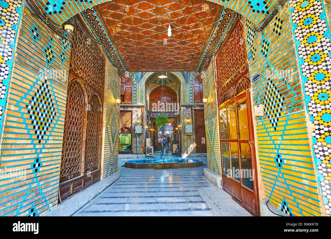 ISFAHAN, IRAN - le 21 octobre 2017 : la belle zone de passage avec des motifs de carrelage et décors en bois sculpté mène à Timche-ye Malek changeur's market Banque D'Images