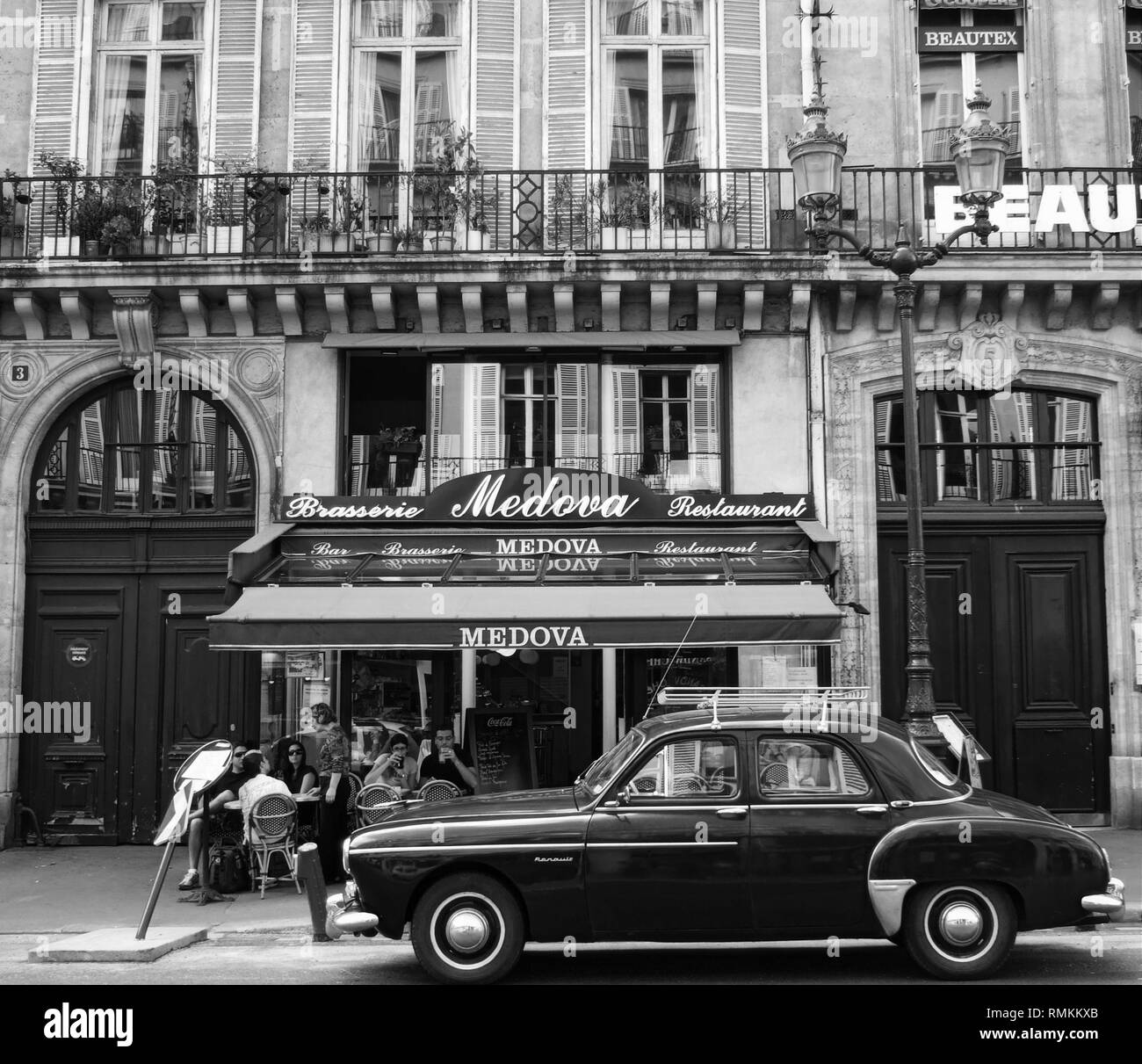 La photographie de RUE PARIS - RENAULT FRÉGATE GARÉE EN FACE D'UN CAFÉ DE PARIS OPERA - RENAULT FRÉGATE ÉTAIT LE CONCURRENT DE LA CITROEN 11CV PENDANT LES ANNÉES 1950 - PARIS CAFÉ - PARIS VINTAGE - FRANÇAIS - LOCATION DE VOITURE RÉTRO FRANÇAIS - NOIR ET BLANC PHOTOGRAPHIE ARCHIVES © Frédéric Beaumont Banque D'Images