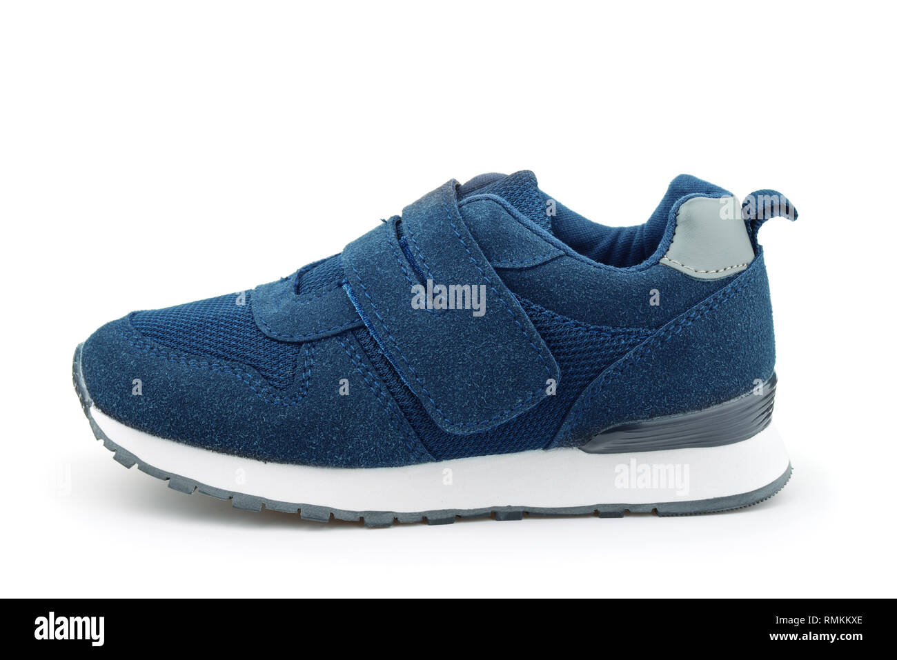 Vue latérale du daim bleu chaussure de sport enfants isolated on white Banque D'Images