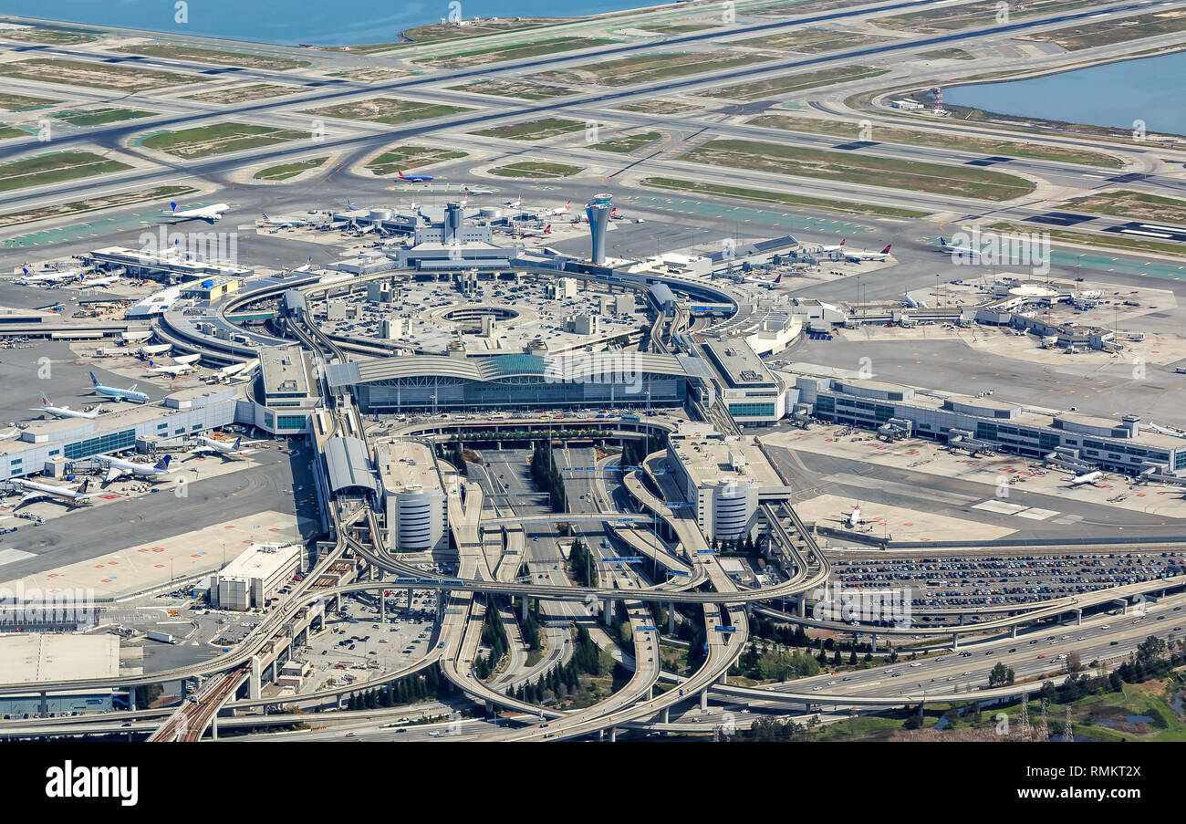 L'Aéroport International de San Francisco SFO, le principal aéroport de San Francisco, en Californie, avec des pistes à l'arrière et l'autoroute 101 qui mène à elle Banque D'Images