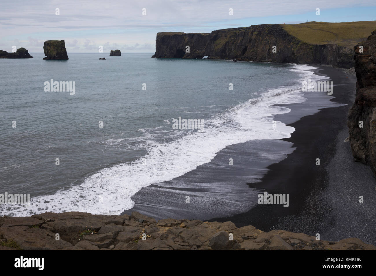 Kap Dyrhólaey, Dyrholaey, "Türlochinsel" ist eine 115 aufragende m hoch Halbinsel im Süden, îles 6. km westlich von Vík í Mýrdal, mit Strand Re Banque D'Images