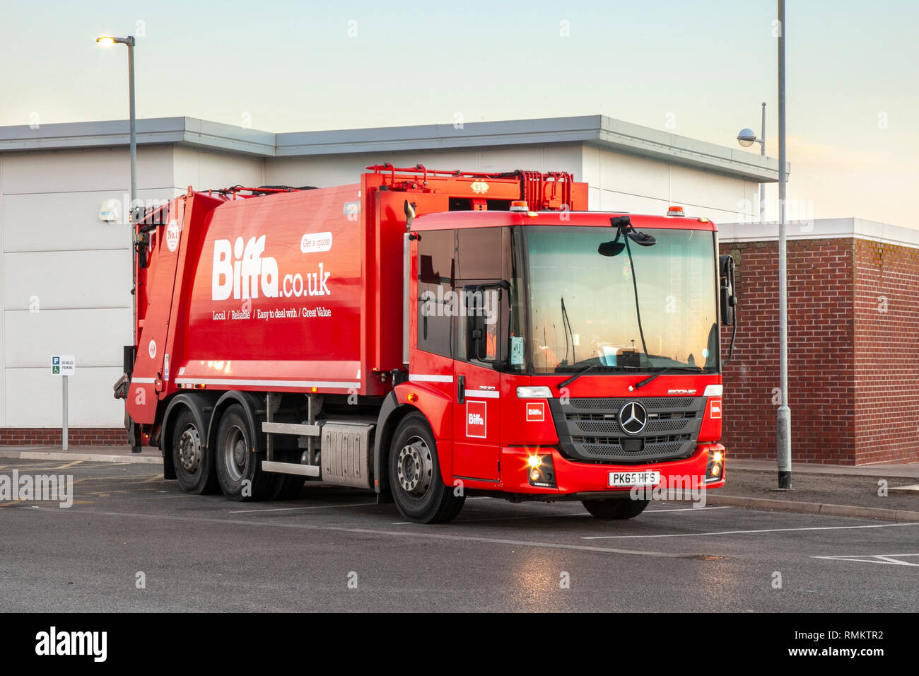 Service de collecte des déchets Biffa, déchets commerciaux collectés par un véhicule Mercedes-Benz 2015 rouge à l'extérieur de KFC, Southport, Royaume-Uni Banque D'Images