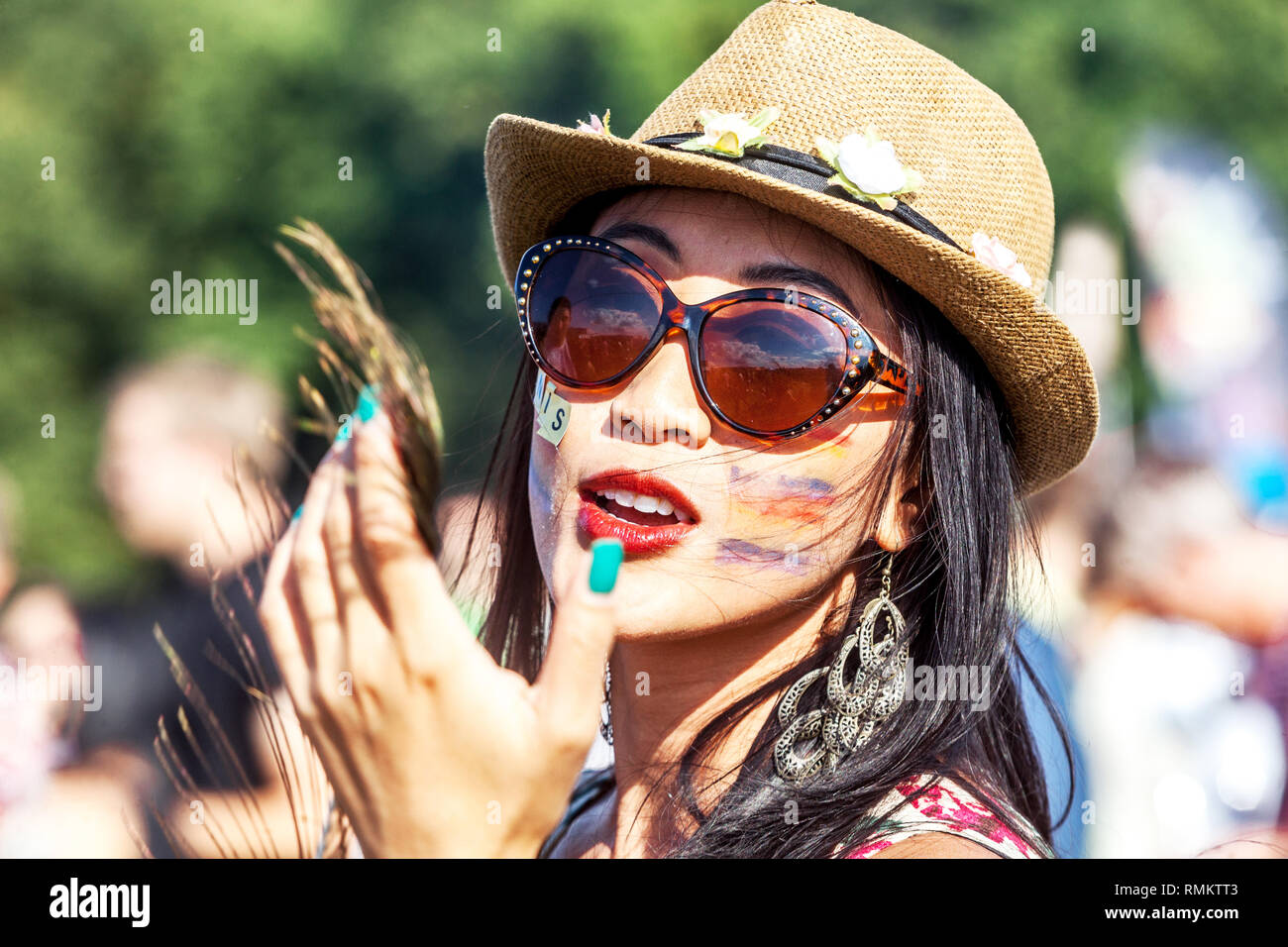 Lunettes de soleil de chapeau de jeune femme, femme tendance de mode de rue, génération Millennials tendance femme élégante Banque D'Images