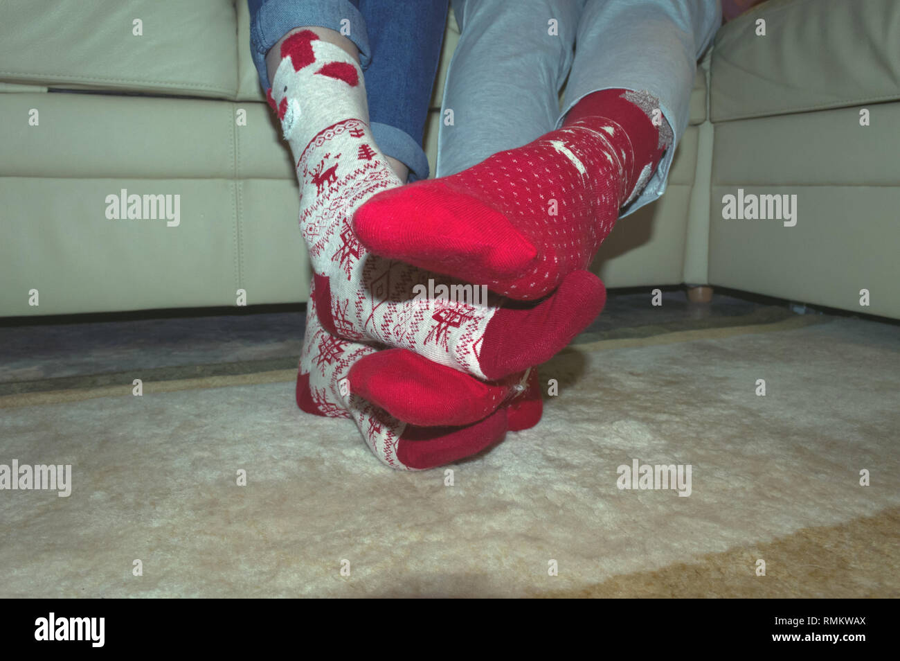 Image drôle d'amis pieds en chaussettes vacances chaque pose sur chaque  Photo Stock - Alamy