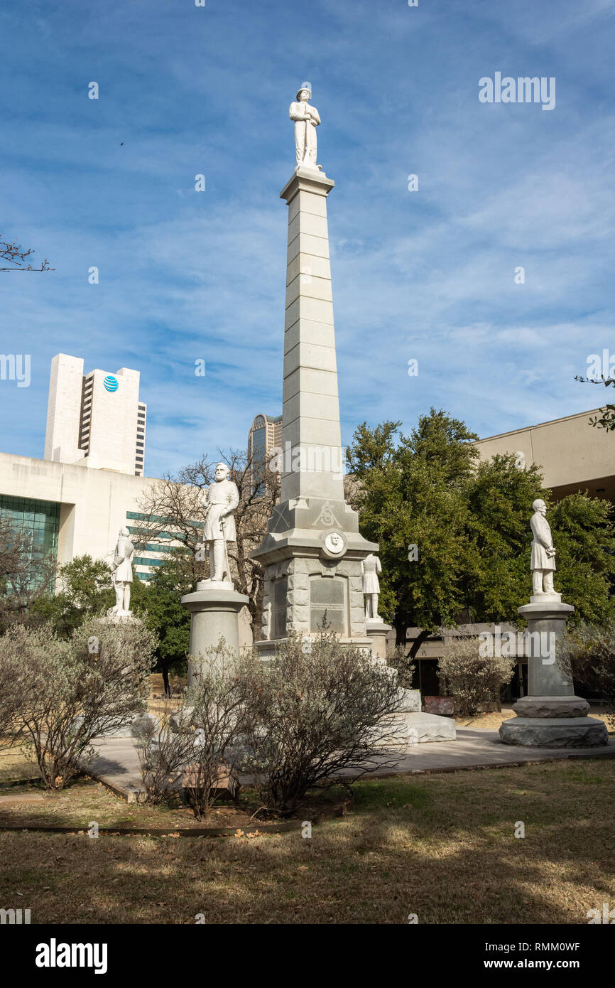 Dallas, Texas, États-Unis d'Amérique - 31 décembre 2016. Confederate War Memorial à Pioneer Cemetery à Dallas, TX. Banque D'Images