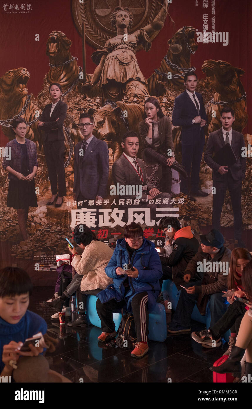 Auditoire chinois reste en face d'une affiche de film de Hong Kong à l'intégrité d'un cinéma à Pékin, en Chine. 14-Feb-2019 Banque D'Images