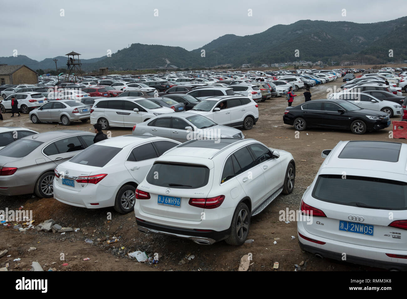 Le parking du Studio de Cinéma Xiangshan est encombrée de nombreux véhicules privés de touristes dans la région de Xiangshan, Zhejiang, Chine. 08-Feb-2019 Banque D'Images