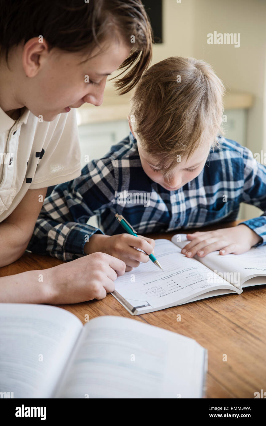 Frères à faire leurs devoirs Banque D'Images