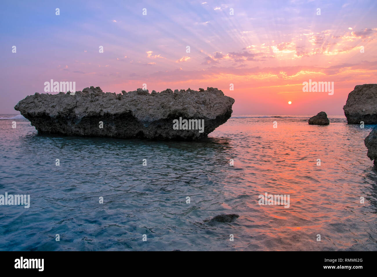 Lever et coucher du soleil de la côte de la mer Banque D'Images