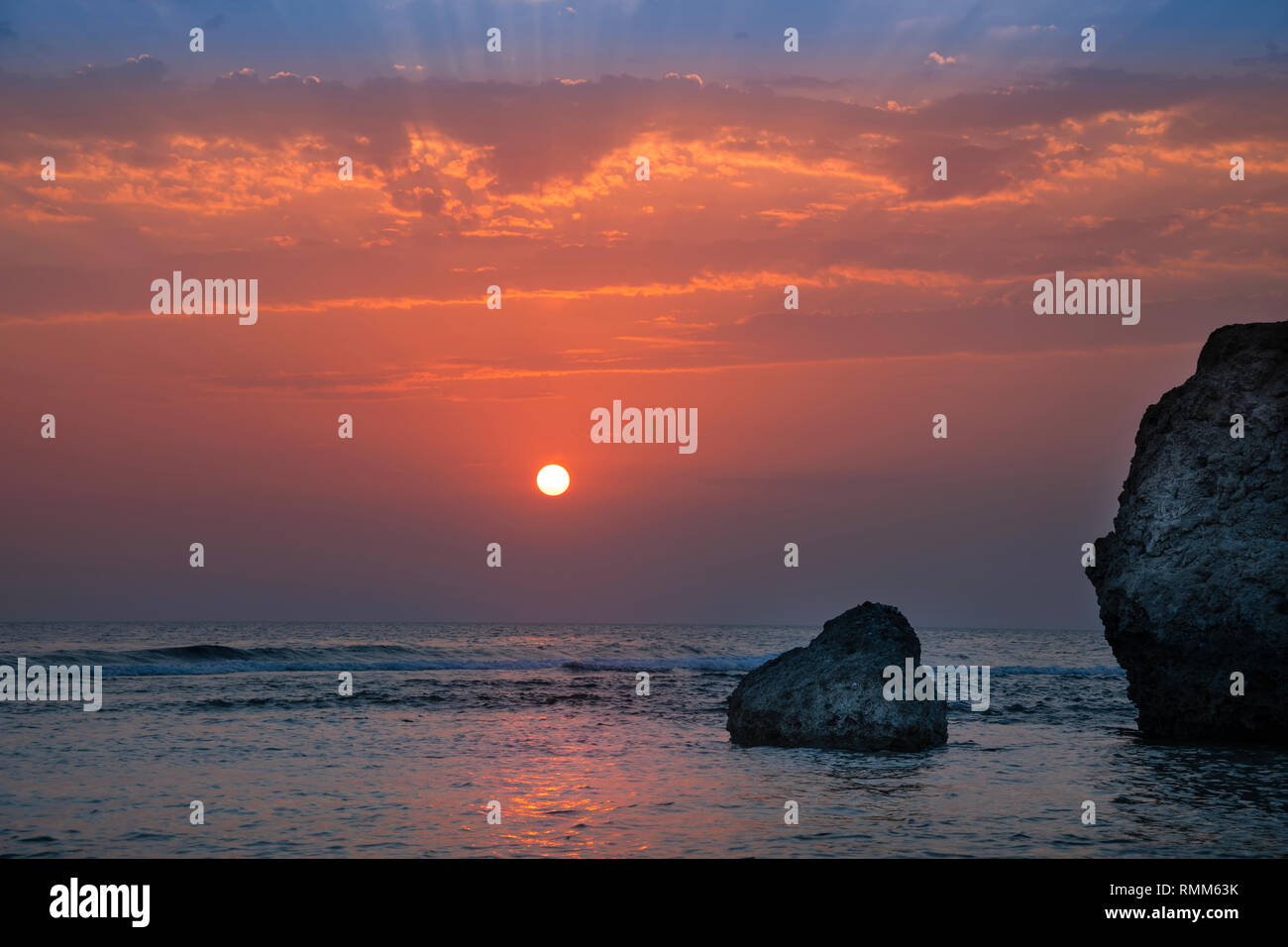Lever et coucher du soleil de la côte de la mer Banque D'Images