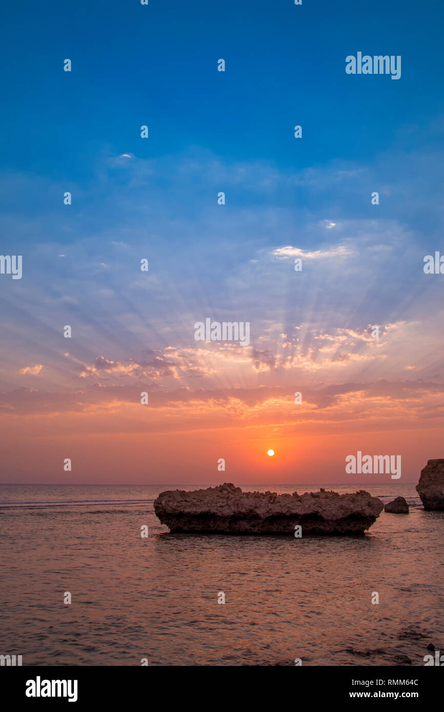Lever et coucher du soleil de la côte de la mer Banque D'Images