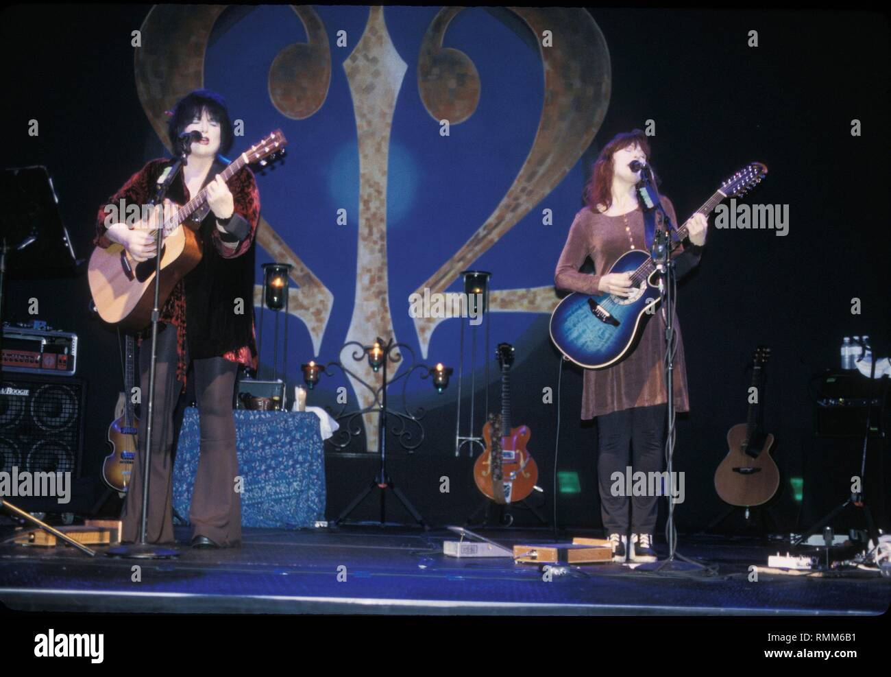 La soeur, Ann Wilson (l) et Nancy (r) sont présentés sur scène pendant un concert en direct de l'apparence. Banque D'Images