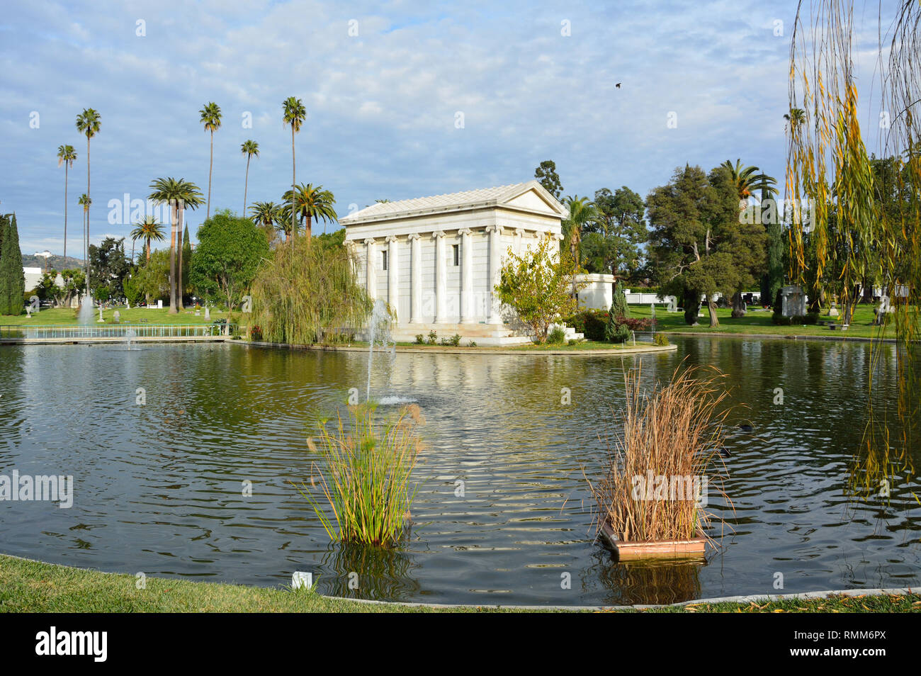 Los Angeles, Californie, États-Unis d'Amérique - 7 janvier 2017. Tombe de philanthrope William A. Clark Jr., de l'autre côté à Sylvan Lake avant d'Hollywood Banque D'Images